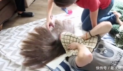 一外国小哥喷10瓶发胶在头发上,站起来后网友笑了,哈哈哈哈