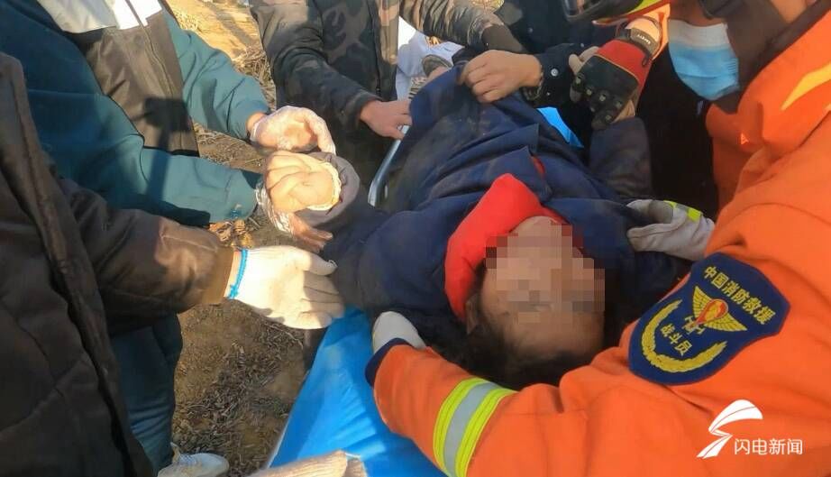 消防员|妇女清晨坠入8米姜井 潍坊消防和市民合力救起