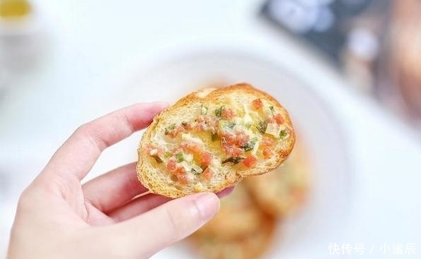 上班族的快捷早餐,简单“暴力”的蒜香芝士法棍,解馋抗饿两不误