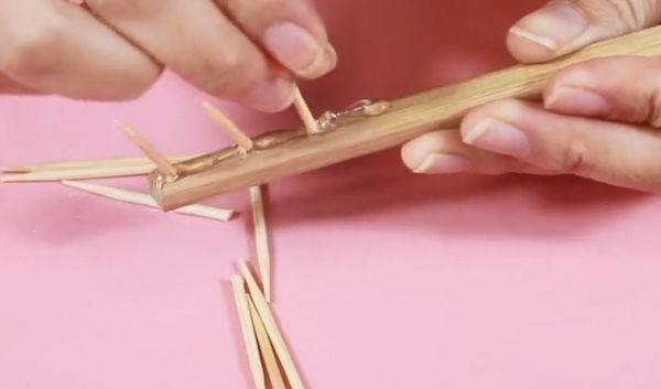 把牙签粘在筷子上，原来作用这么厉害，解决了家家户户大难题