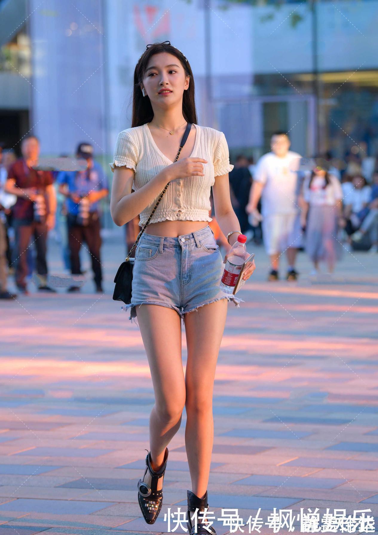 短袖|白色针织短袖很温柔,木耳边设计显可爱,搭配牛仔裤显年轻