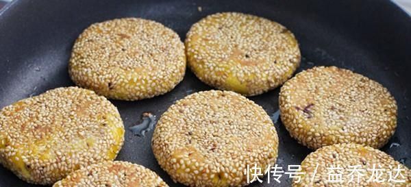 做南瓜饼不用油炸,不加水不发面,咬一口满嘴香,2天不吃馋得慌