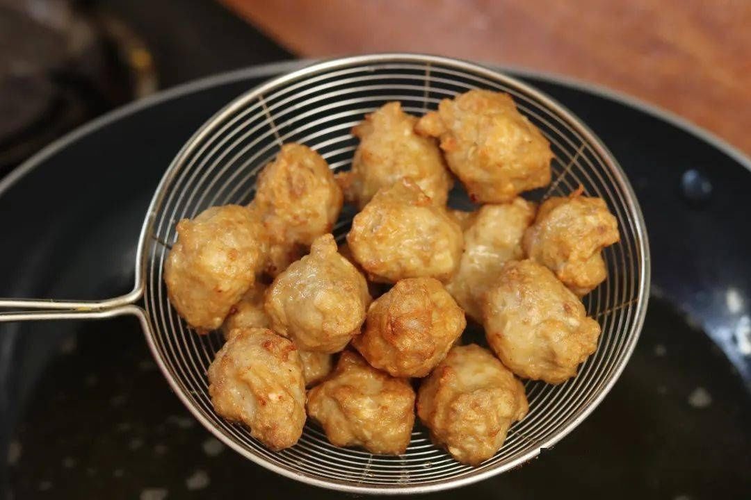炸肉丸子，牢记“加2水，放3样”，丸子外酥里软，放凉也不硬