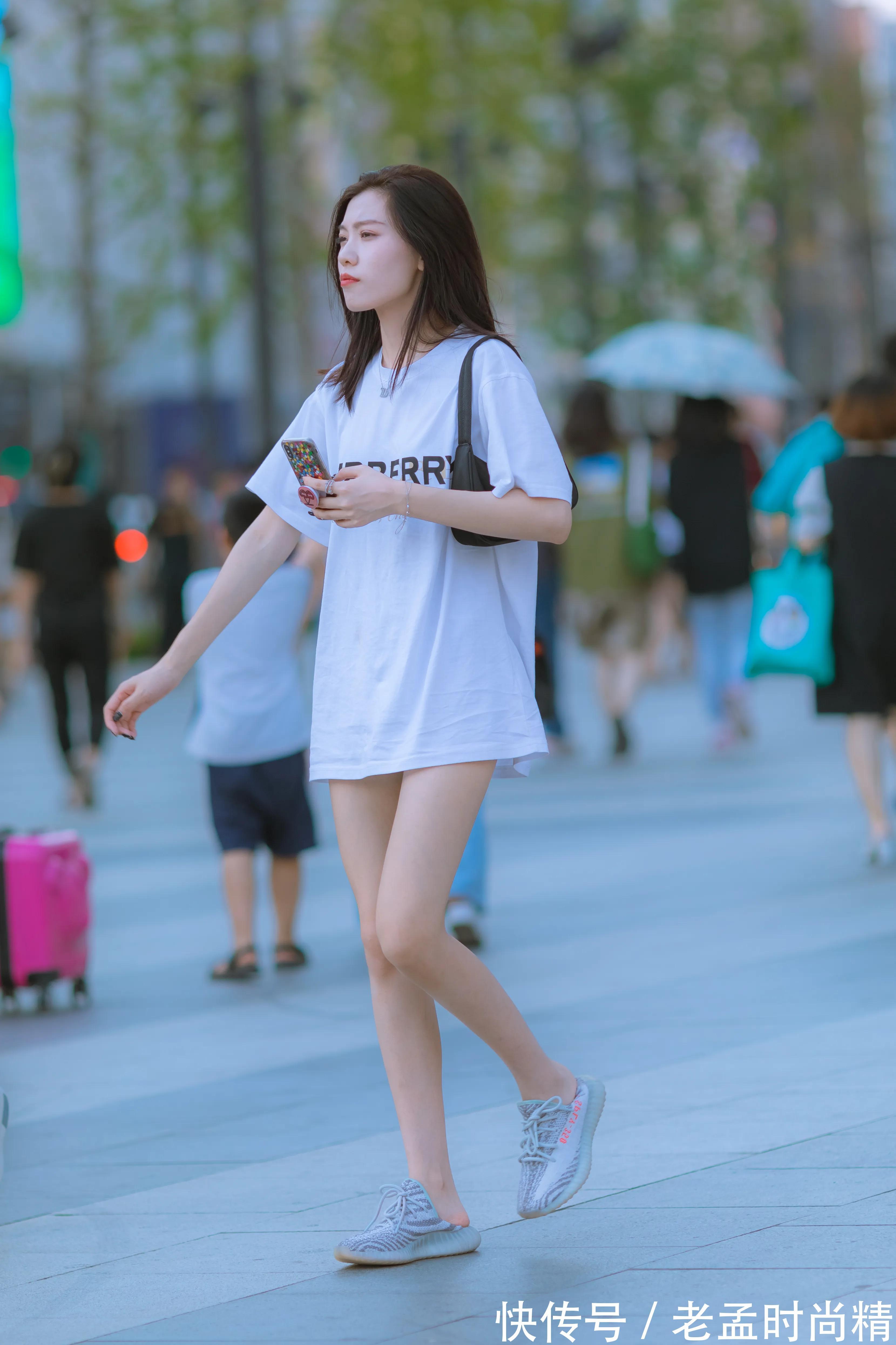 百搭 街拍|穿百搭白色上装的女生干净素雅又时尚