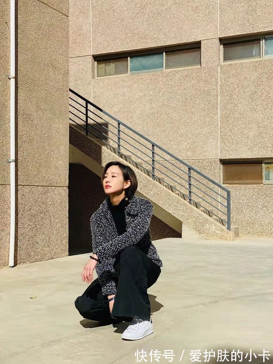 深色 张钧甯短发气质好成熟,深色造型优雅显干练,看着确实是奔4了