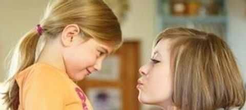 “妈我的钱丢了”,两位妈妈的不同做法,20年后孩子性格差距很大