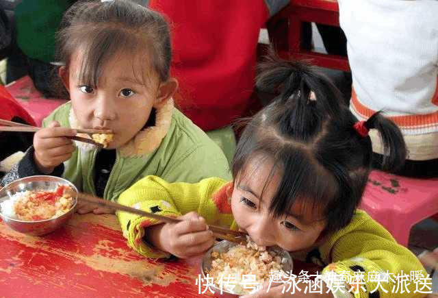 磨磨蹭蹭|在家挑食，在幼儿园能吃两碗！孩子吃饭情况反差大，问题出在哪