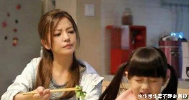 放学|宝妈冒雨接孩子放学,被路人拍到这幕火了,网友哽咽为母则刚