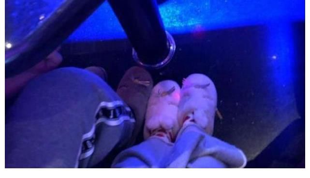 翻车|小鬼综艺中立人设翻车，称不怎么和女生吃饭，被扒出与女生接吻照
