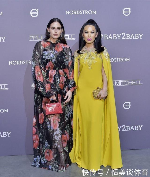 亮色系|邓文迪越老越“作妖”,穿柠檬黄连衣裙配冲天辫,芭比粉唇太抢镜