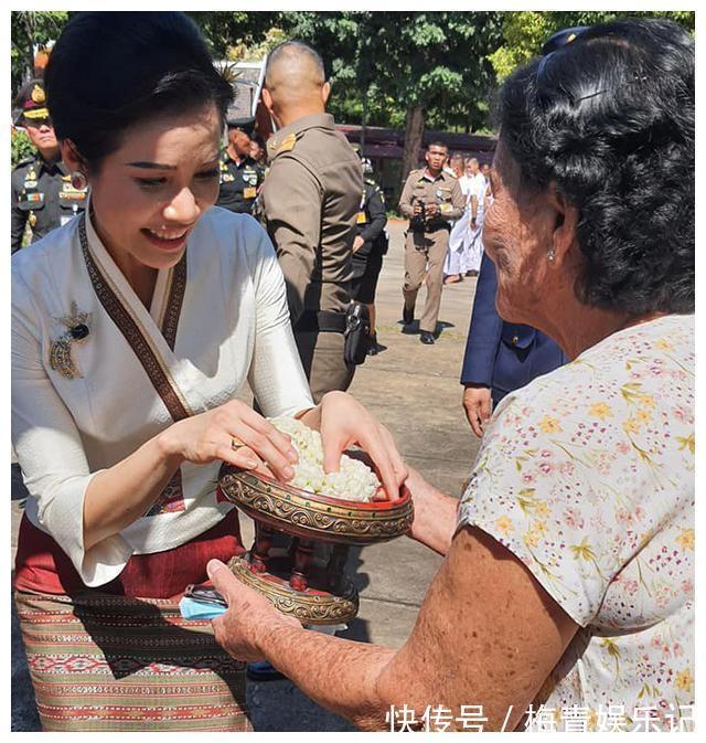 玛哈#同是签文件:苏提达跪地签,诗妮娜躲角落签,泰王却为西拉米铺纸