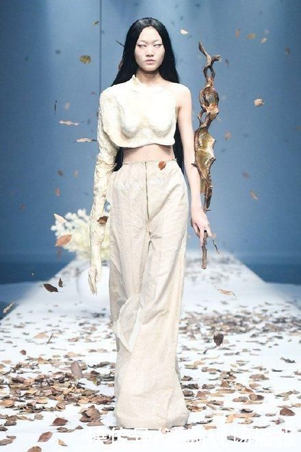 妆容|毕设作品发布会模特全是“眯眯眼”妆容，清华美院引质疑