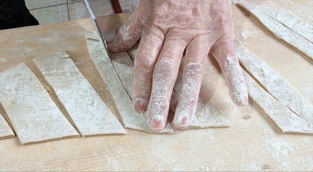 面粉中打入4个鸡蛋,不蒸不烙不煮,出锅孩子抢着吃,给肉也不换