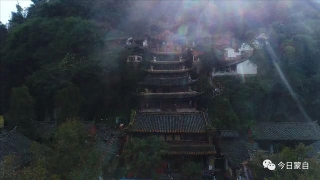 老尹|这座“嵌”在悬崖峭壁上的寺庙，风景如画，令人沉醉