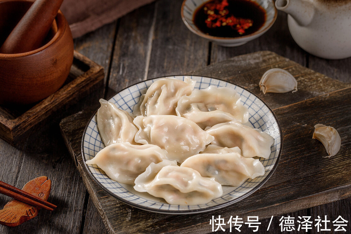 吃饺子|天热吃此馅饺子,2块钱一斤,鲜嫩清香又解腻,女人孩子多吃有益