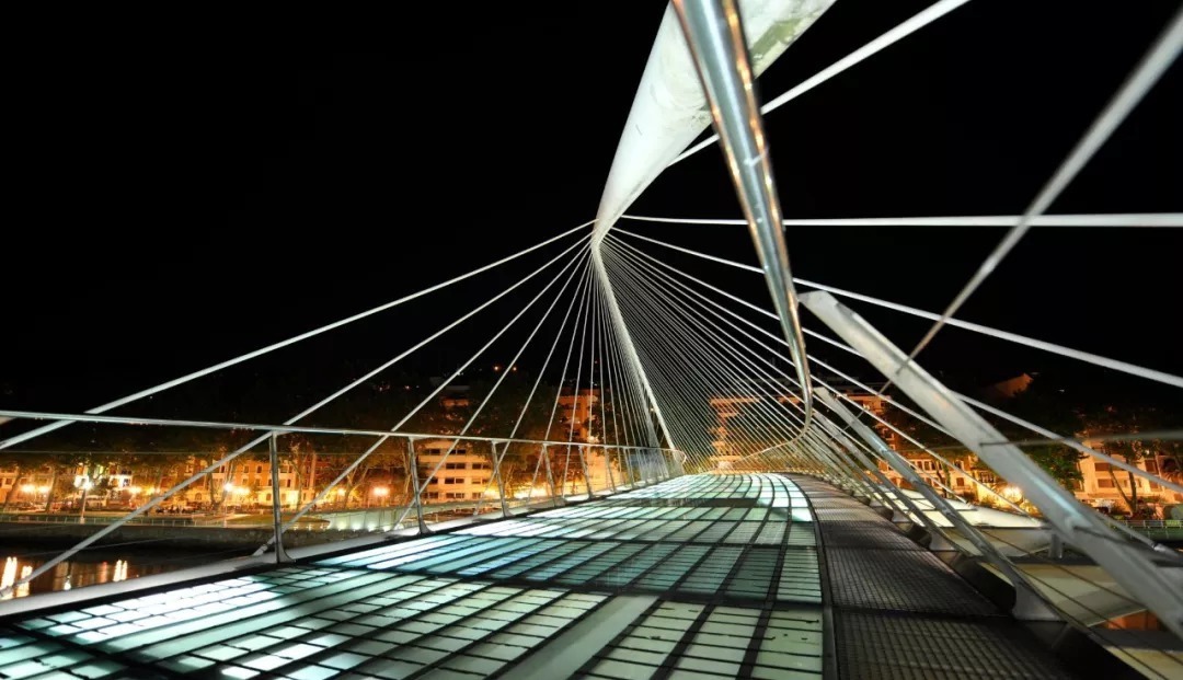 建筑|唯有鬼才,才敢让建筑飞起来!