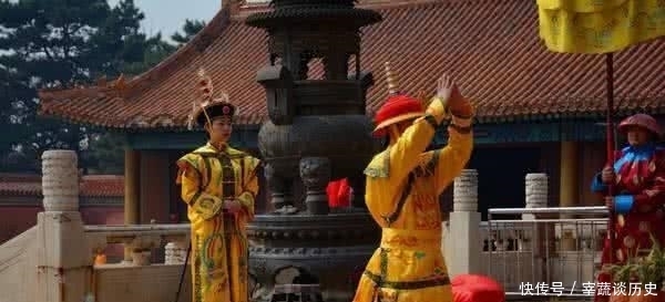 康熙|康熙不愿跪孔子,大臣用布遮住了1个字,结果康熙立马乖乖跪下