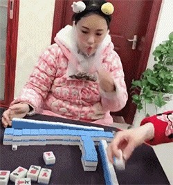|搞笑GIF:专业电灯泡20年,这车妹子还能淡定的坐下去