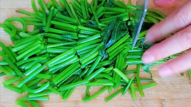 搅拌均匀|夏天，吃凉拌黄瓜不如吃这菜，营养极高，错过等一年，不懂吃亏了