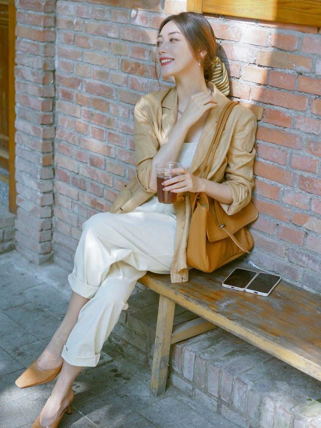 优雅|穿来穿去,还是“阔腿裤”舒适日常,搭配白色上衣,优雅又精致