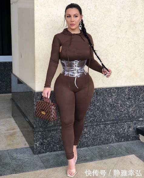 性感|她是132斤的大码模特,妖艳身材,让无数男人拜倒在她的包臀裙下