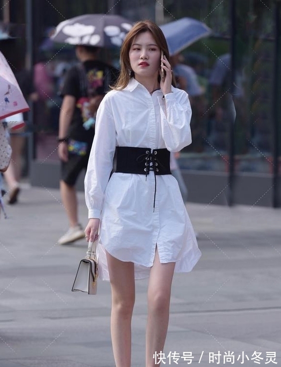 腰封 夏末初秋的时尚穿搭,白色长款衬衫裙加上黑色腰封,搭配干练利落