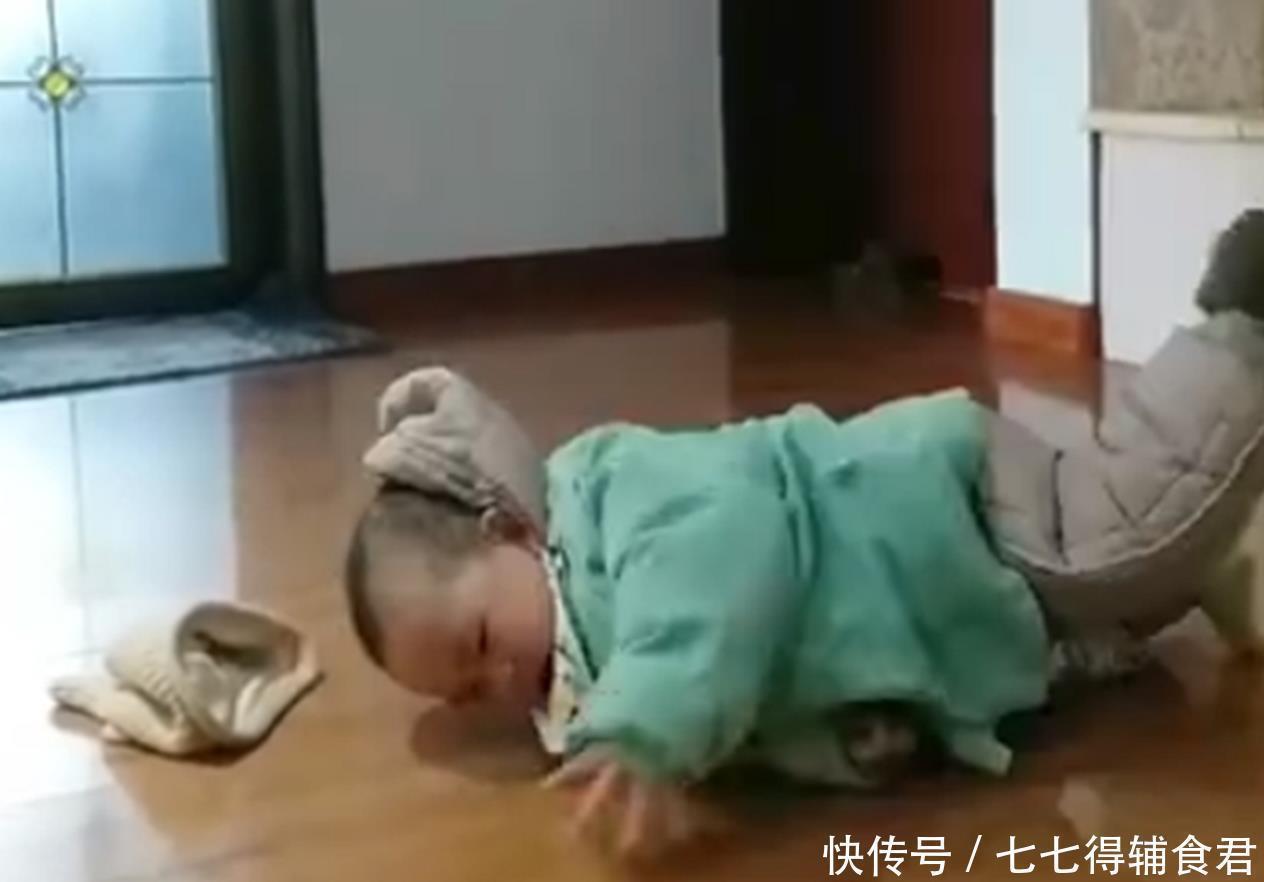 大娃|弟弟打扰哥哥写作业,谁曾想却被硬生生拖出房门,网友:亲哥实锤