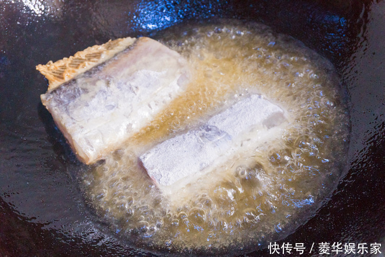 腥味|炸带鱼时,记得加点它,酥脆无腥味!上桌就吃光,全家人都喜欢