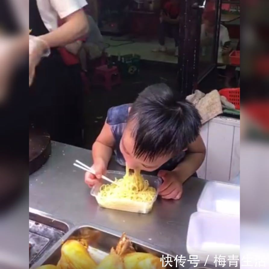 卤菜|萌娃跟着妈妈卖卤菜火了，打包动作娴熟堪比吃饭，网友来报恩的