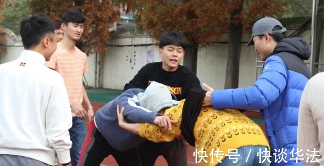 心理|同学当中的“假土豪”,平时会有三个特点,其实家境很一般