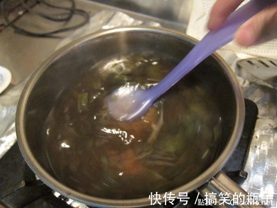 污垢|5分钟让烧焦的锅子变回原状!以后不用再靠蛮力刷锅子了~