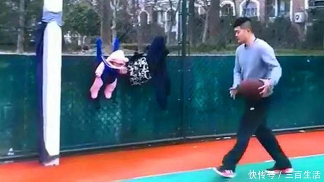 打球|爸爸带娃火了,打球带娃两不误,网友:爸爸带娃活着就好