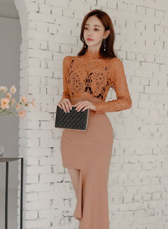 孙允珠焦糖色蕾丝绣花上衣配包臀裙，气质冷艳高雅，透着一股成熟