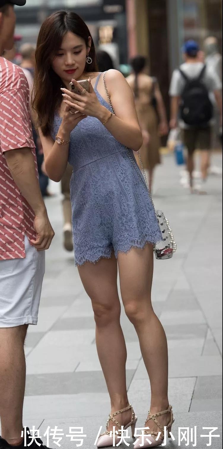 连衣裙时尚小姐姐，灵气十足哦