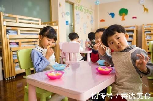家长|3岁男孩被幼师“摔飞”,园方却示意别声张, 看完监控宝爸怒了