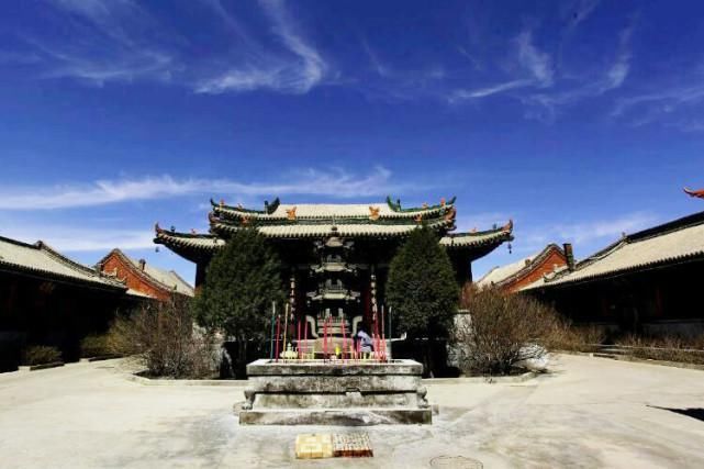 我国唯一建在火山口的寺院，建后火山再无喷发，游客捡火山石留念