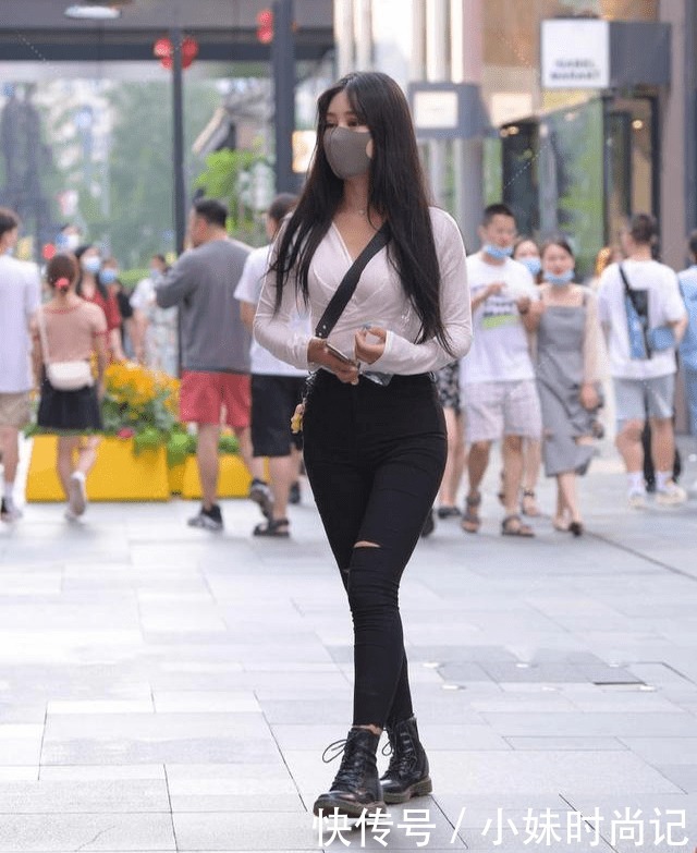 街拍:紧身长衫搭配小黑裤,可以完美修饰女性曲线