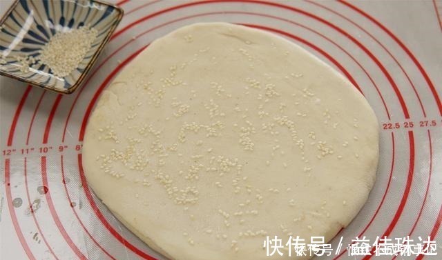孩子最近爱上的早餐饼，连吃7天都不腻，咸香有层次，凉了也不硬