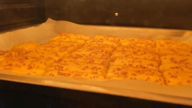 天冷易饿,总想吃点东西,用玉米面做小点心,粗粮细做好吃又营养