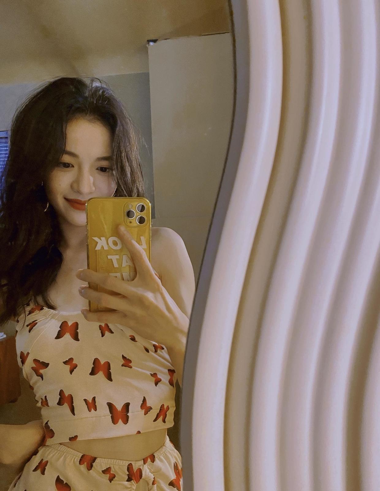 气质|钟楚曦的气质无可挑剔,蝴蝶印花套装秀好身材,高挑曼妙不输超模