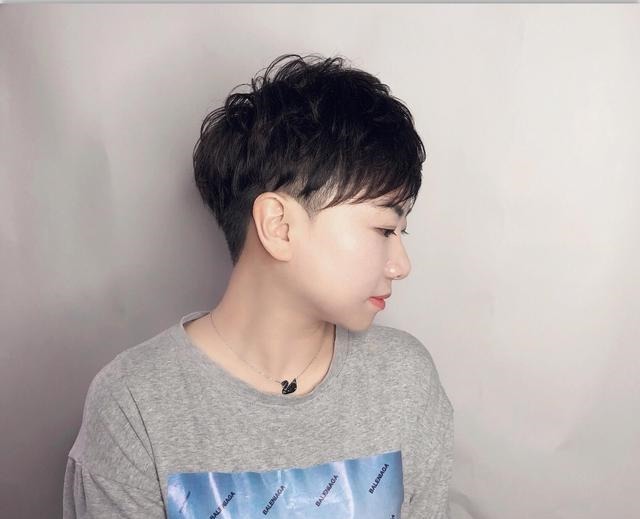 利落 女人过了40岁发型这样剪,时尚利落又洋气,显小10岁都不止