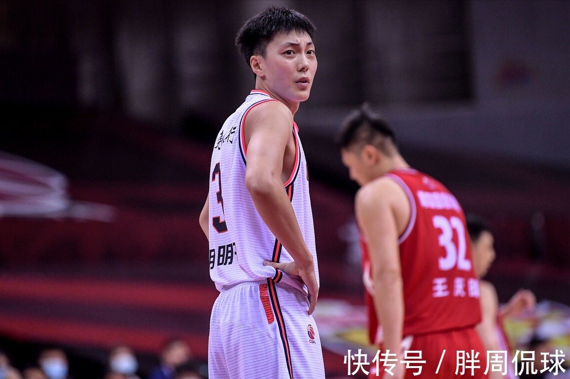 球迷|晚上22点,胡明轩争议举动令人失望,宏远核心一细节让杜锋失望