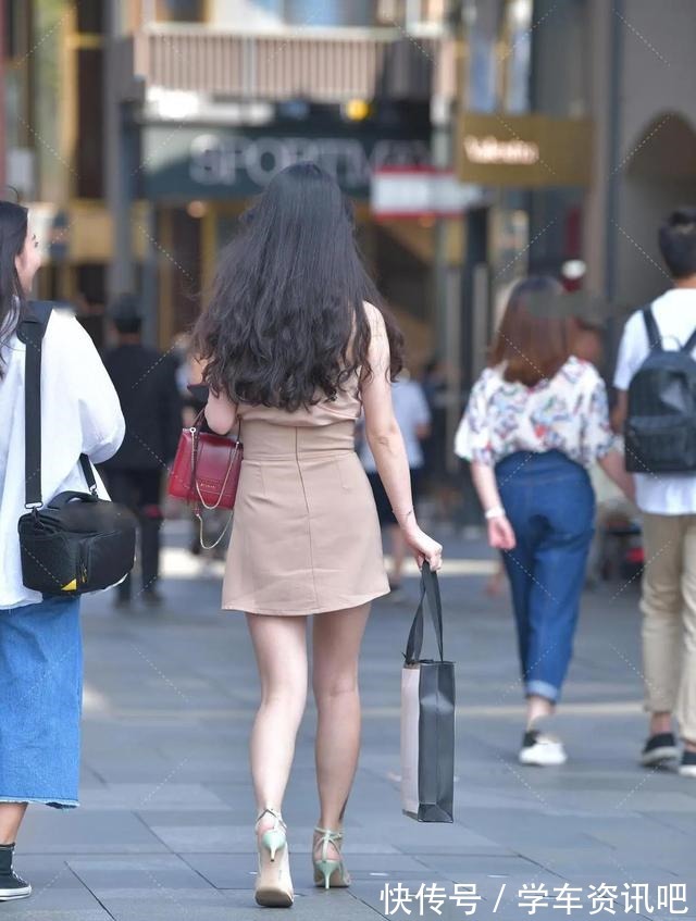 塞衣角 卡其色吊带衫、卡其色高腰短裙，虽然搭配方式很简单，但是很出众！