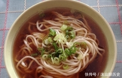 小葱|煮面条时，最忌开水下锅，大厨教你小妙招，面条筋道Q弾超好吃！