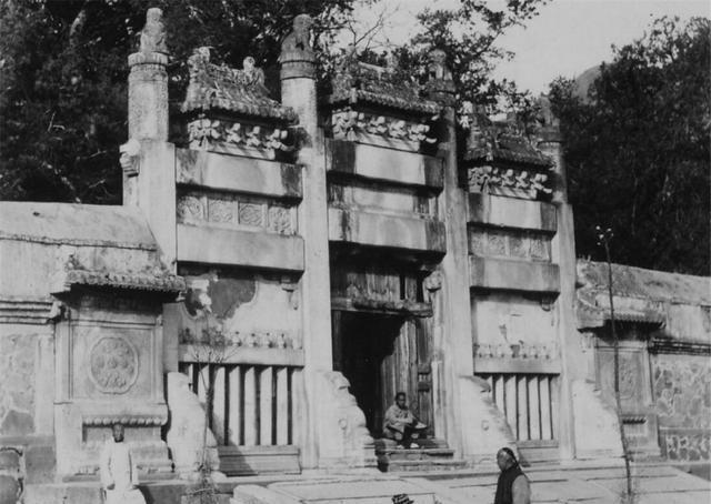 齐聚|1900年八国联军侵略北京城旧照,外国士兵齐聚天坛与被掠夺的佛塔