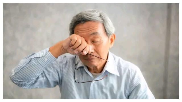 生活中4个习惯,会让男性“加速”衰老,请尽早改掉,越早越受益