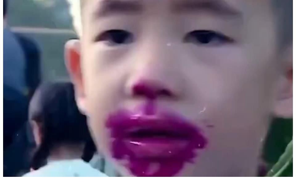 小春|陈小春小丑装VS Jasper吃火龙果,场面太美,哈哈哈哈哈笑不活了