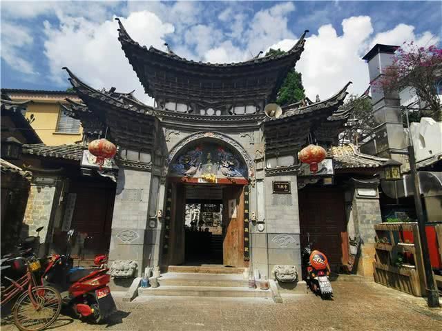 寺庙|云南“最接地气”的寺庙，殿内烧香殿外麻将，只因燕子筑巢得名