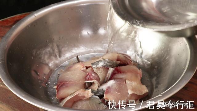 配菜|水煮鱼怎样做更好吃？大厨详细讲解鱼片腌制技巧，鱼肉滑嫩无腥味