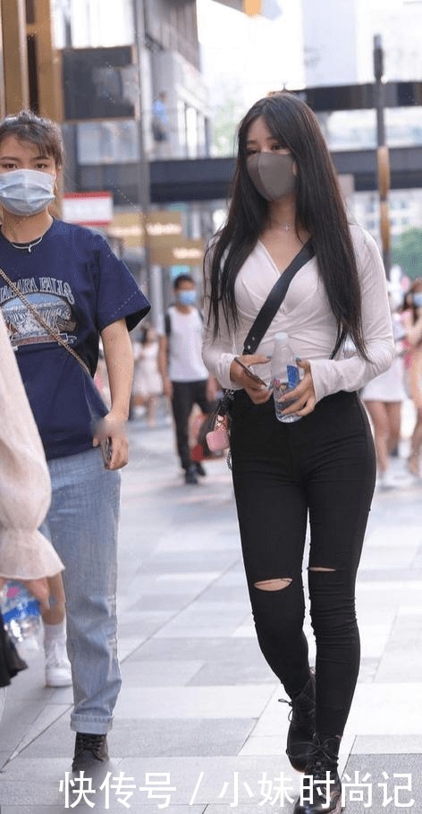 街拍:紧身长衫搭配小黑裤,可以完美修饰女性曲线